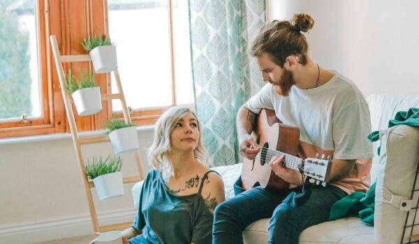 Paar zu Hause mit Gitarre